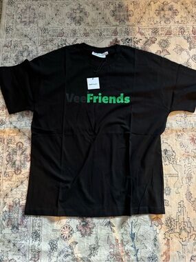 VeeFriends Black classic Short-Sleeve T- shirt Size medium NWT